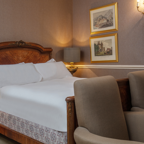 <p>FEATURE DOUBLE</p>